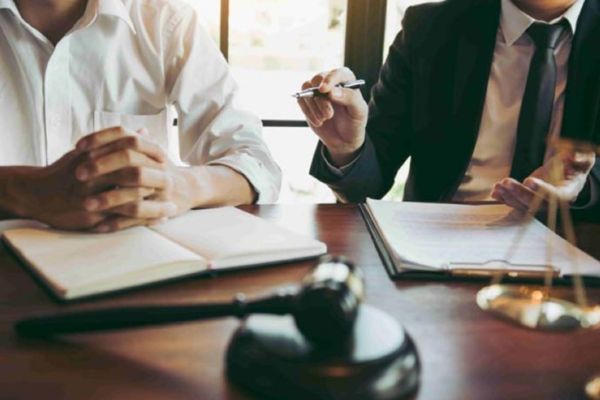 Luật sư đại diện tham gia