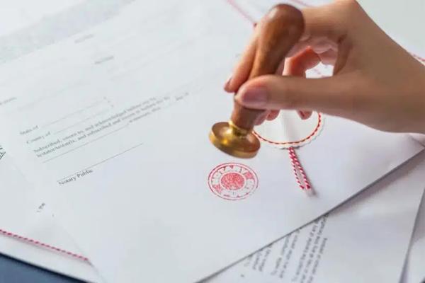 Nhờ bạn bè giữ tiền giúp